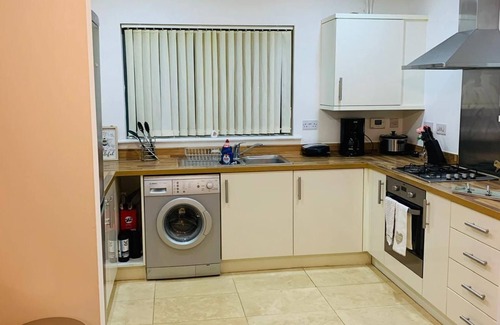 Thames House | Atom Large 4/5 bed house, sleeps 12, Garden, Free parking, Barking