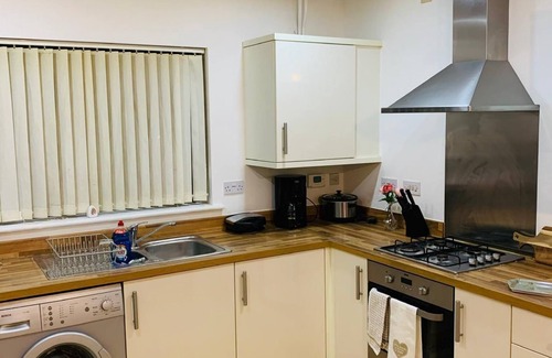 Thames House | Atom Large 4/5 bed house, sleeps 12, Garden, Free parking, Barking