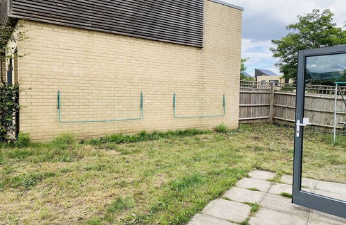 Thames House | Atom Large 4/5 bed house, sleeps 12, Garden, Free parking, Barking