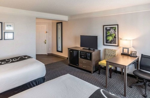 Ahwatukee Foothills House | Attractions Nearby! 3 Convenient Units, Pet-Friendly, Free Breakfast, Pool