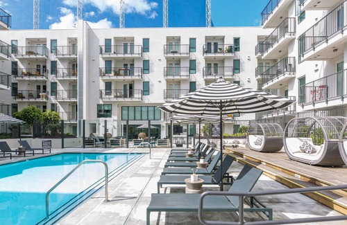 Wilshire Apartment | Attractive 1BR in Koreatown w/ Gym + Pets OK