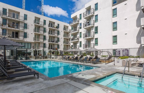 Wilshire Apartment | Attractive 1BR in Koreatown w/ Gym + Pets OK