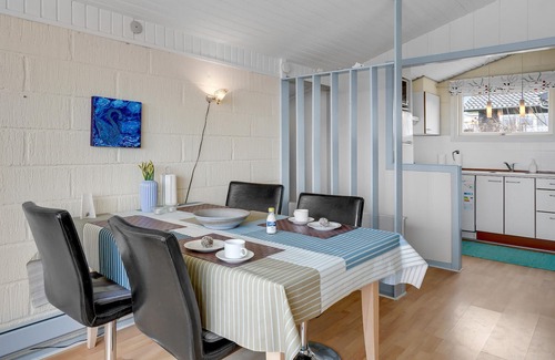 Bjert House | Attractive cottage with beautiful winter garden and sea view near the beach.
