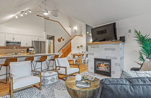 Canmore Apartment | Attractive Downtown Loft | Sleeps 6 | Hot Tub & Mountains Views!