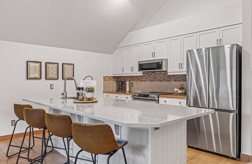 Canmore Apartment | Attractive Downtown Loft | Sleeps 6 | Hot Tub & Mountains Views!