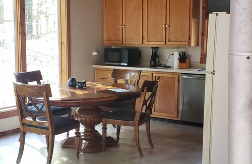 Putney House | Attractive Saltbox in the Woods