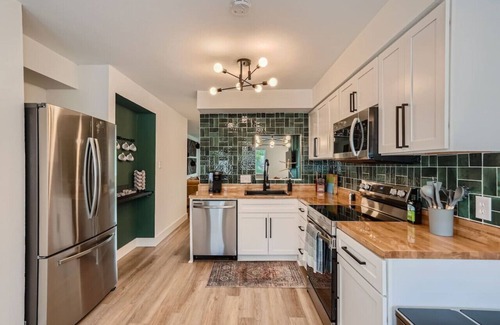 Sweetbriar House | ATX Jukebox | Jacuzzi | Shuffleboard | Fire Pit