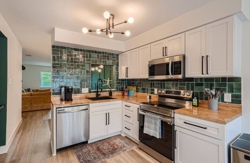 Sweetbriar House | ATX Jukebox | Jacuzzi | Shuffleboard | Fire Pit