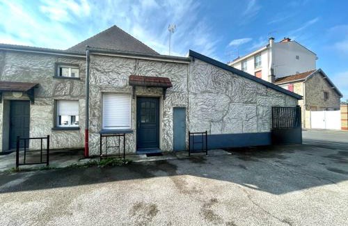 Chalons-en-Champagne Apartment | Au calme - Maison duplex et parking