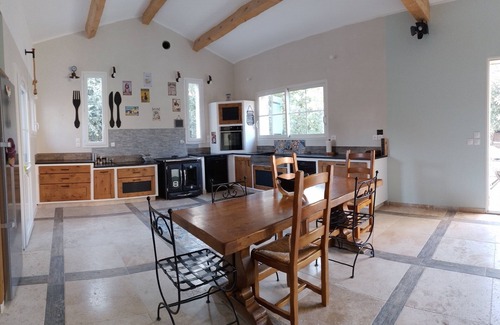 La Roque-sur-Pernes Villa | Au pénéquet air-conditioned single-storey house in the heart of nature