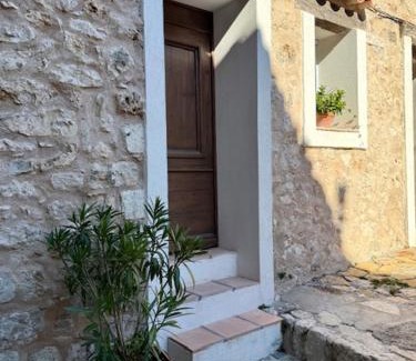 Bezaudun-les-Alpes House | Auberge du Château de Bezaudun