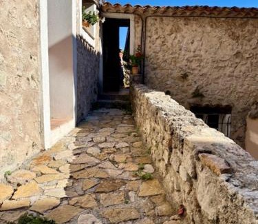 Bezaudun-les-Alpes House | Auberge du Château de Bezaudun