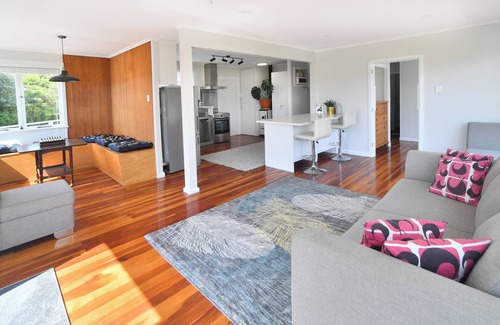 Mangere House | Auckland Airport Sanctuary; sleeps 9; quiet, spacious and family-friendly