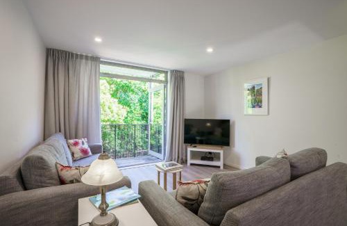 Parnell Apartment | Auckland City Escape Modern Home with Spa Pool