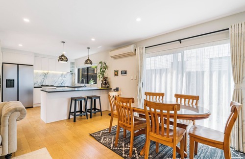 Greenlane - Ellerslie Villa | Auckland Golden Phoenix Holiday Homes