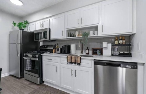 Old Enfield Apartment | Austin Elegance: Cozy 1 King Bed Balcony Parking
