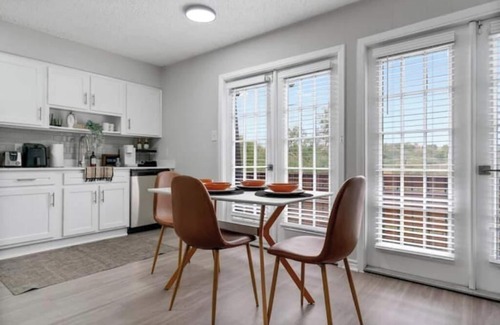 Old Enfield Apartment | Austin Elegance: Cozy 1 King Bed Balcony Parking
