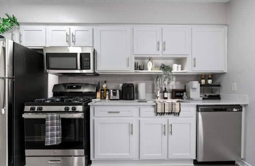 Old Enfield Apartment | Austin Elegance: Cozy 1 King Bed Balcony Parking