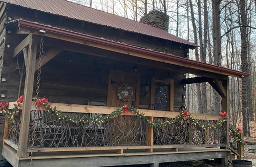 Hendersonville Cabin | Authentic 1850’s Settlers cabin High Speed Internet