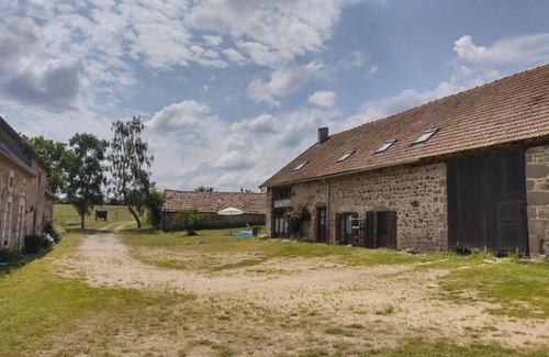 Saint-Bonnet-de-Four Cottage | Authentic Farm Cottage with Wifi and Pets Allowed