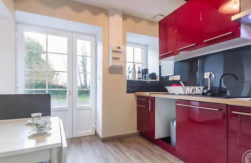 Vidouville Cottage | Authentic House with Private Parking Among Apple Trees