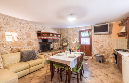 Valdebek Apartment | Authentic Istrian House - Family Apartment with saltwater pool - near Kamenjak