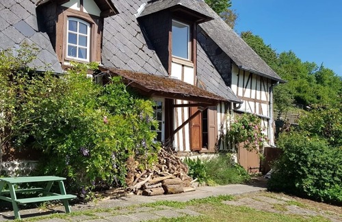 Montfort-sur-Risle House | Authentic Normandy farmhouse in a village: spa, nature & wifi
