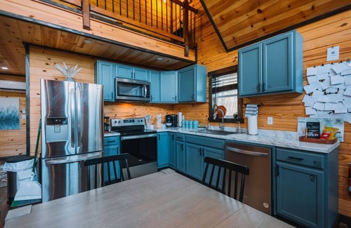 Campton Cabin | Autumn Colors | Family Cabin | Hot Tub | Kid Games