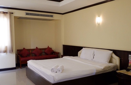 Lang Suan Hotel | Auychai Grand Hotel