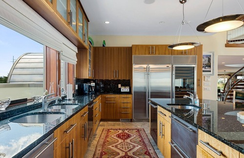 Avalon House | Avalon Southend Bayfront Estate! Only one block to the beach!