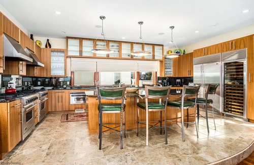 Avalon House | Avalon Southend Bayfront Estate! Only one block to the beach!