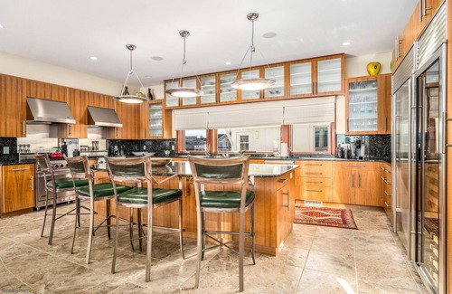 Avalon House | Avalon Southend Bayfront Estate! Only one block to the beach!