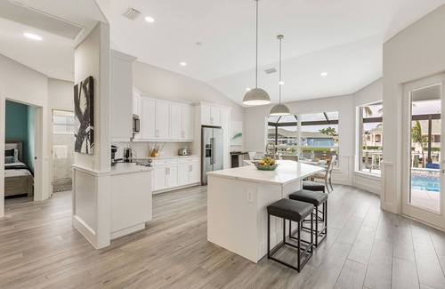 Pelican House | Avida Serena - Luxury Rental in Walking Distance to Cape Harbor