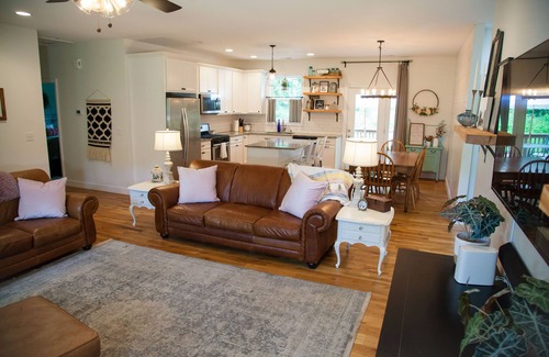 Oakley House | AVL Home Convenient to Mtns & City Family Friendly with Hot Tub
