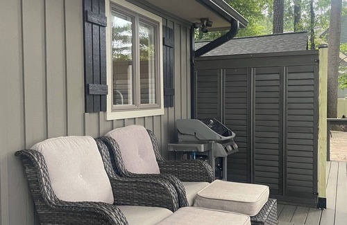 Mooresville Cottage | Awake to the sunrise and long lake views from quaint updated cottage!