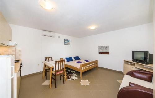 Pakostane Apartment | Awesome Apartment In Vrana With Wifi