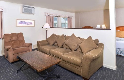 Solvang Hotel | Awesome Find! Pool, Continental Breakfast & Parking, Near Succulent Café!