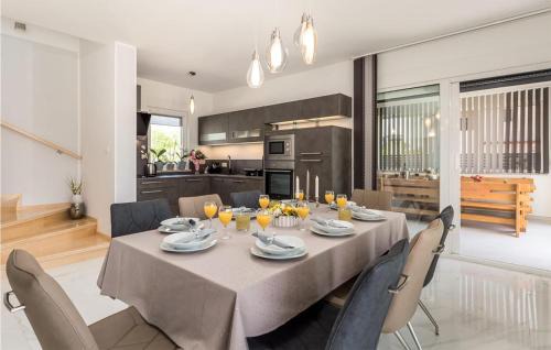 Sarsoni House | Awesome Home In Drazice With Wifi