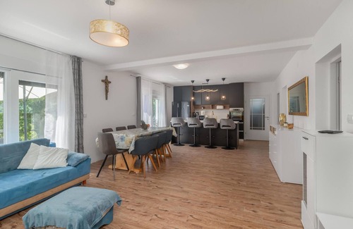 Vinodolska opcina House | Awesome home in Drivenik with jacuzzi