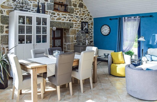Begard House | Awesome home in Trézélan/Bégard
