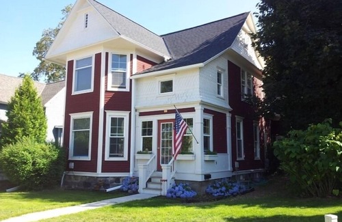 Petoskey Cottage | Awesome Location Near Petoskey Pier And Waterfront