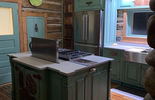 Red Lodge Apartment | Awesome 'Log Home Living' Magazine Home in-town Red Lodge