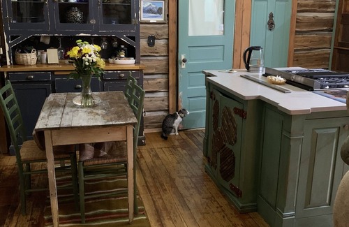Red Lodge Apartment | Awesome 'Log Home Living' Magazine Home in-town Red Lodge