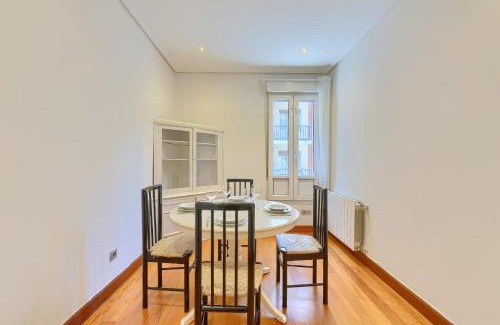Castanos Apartment | Ayuntamiento Cerca del Casco Viejo & Parking