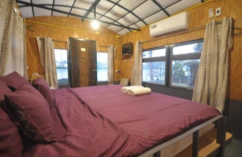 Samphao Lom Hotel | ayutthaya river camp and yacht charter