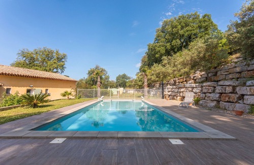 Collobrieres Apartment | "Azur" Room with Shared Pool, Wi-Fi and Air Conditioning