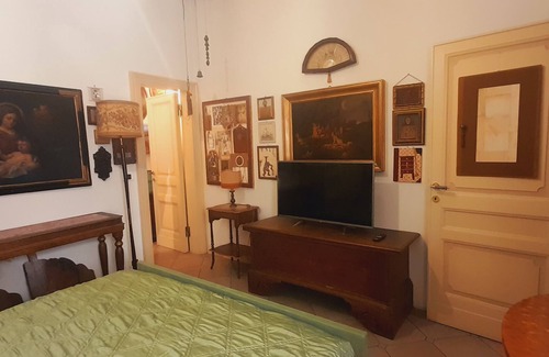Historic Center Bed & Breakfast | B&B Fuori Dai Coppi Medieval Apartment Under the Two Towers and Piazza Maggiore