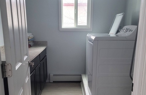 Russian Jack Park House | B&B u-med district near shopping, parks and JBER