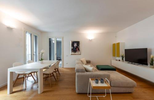 Varesine Apartment | B Home - Elegant Apt with Terrace & Gym