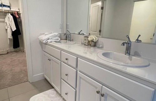 Roseville House | B1- Cozy Master King bathroom at West Roseville